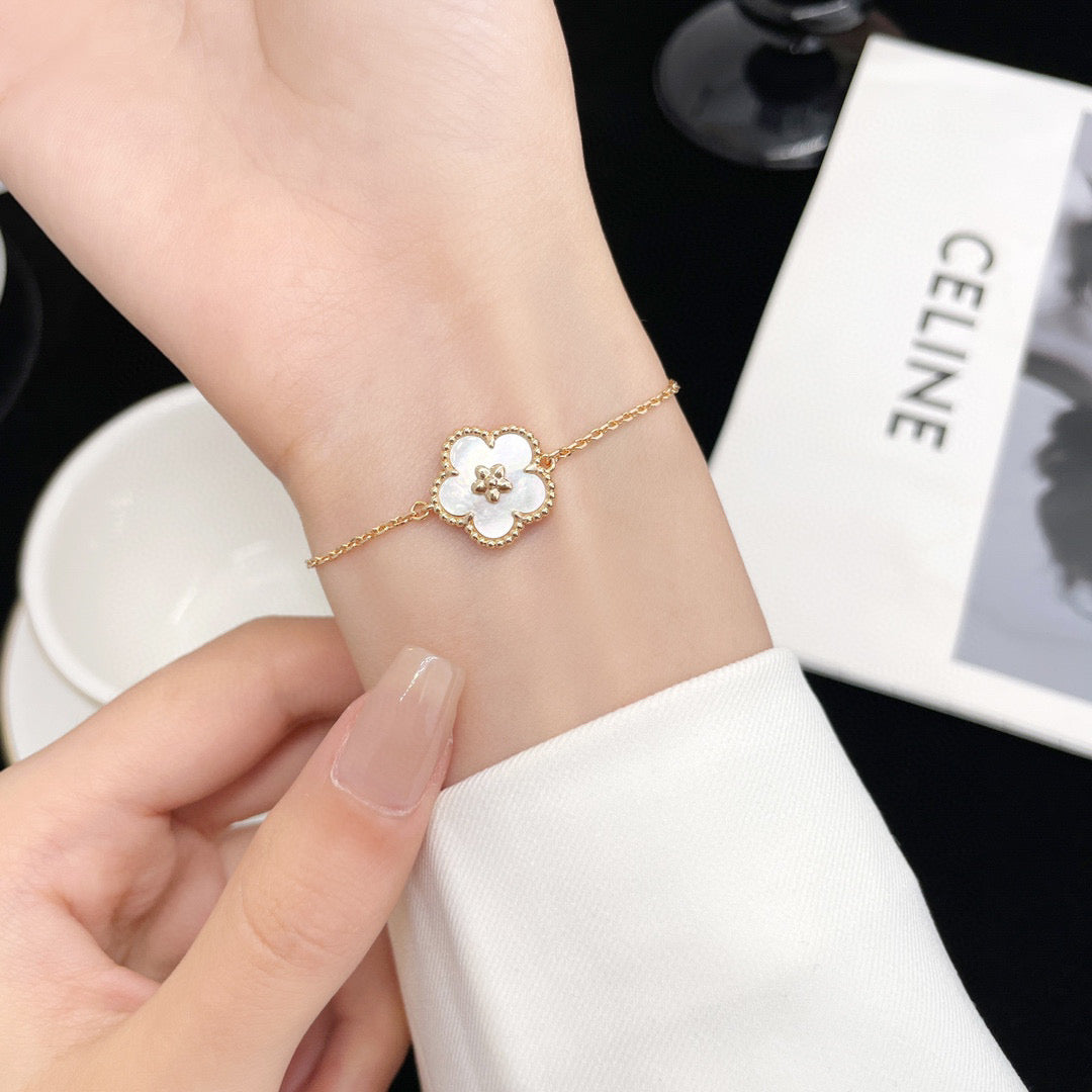 ¡®Veyra Jewelry¡¯LUCKY WHITE MOP PLUM BLOSSOM BRACELET
