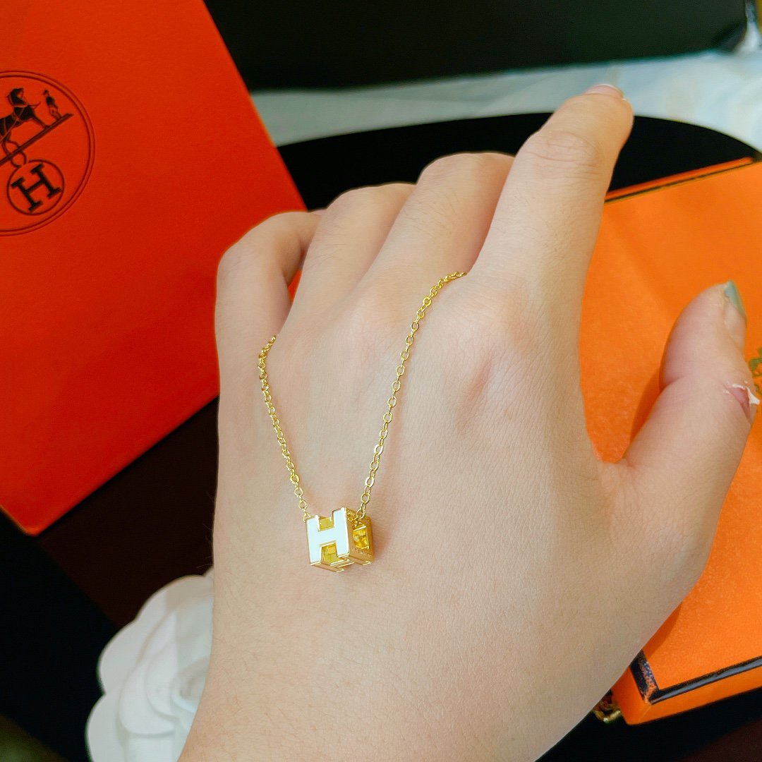¡®Veyra Jewelry¡¯H WHITE SQUARE GOLD NECKLACE