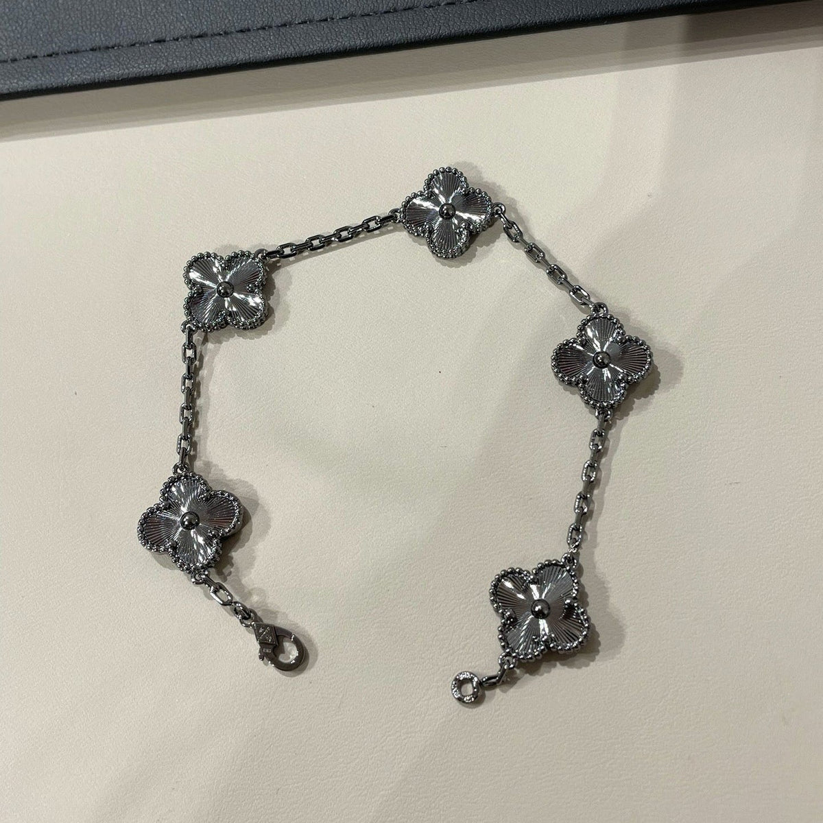 [Veyra Jewelry]New CLOVER 5 MOTIF BLACK BRACELET
