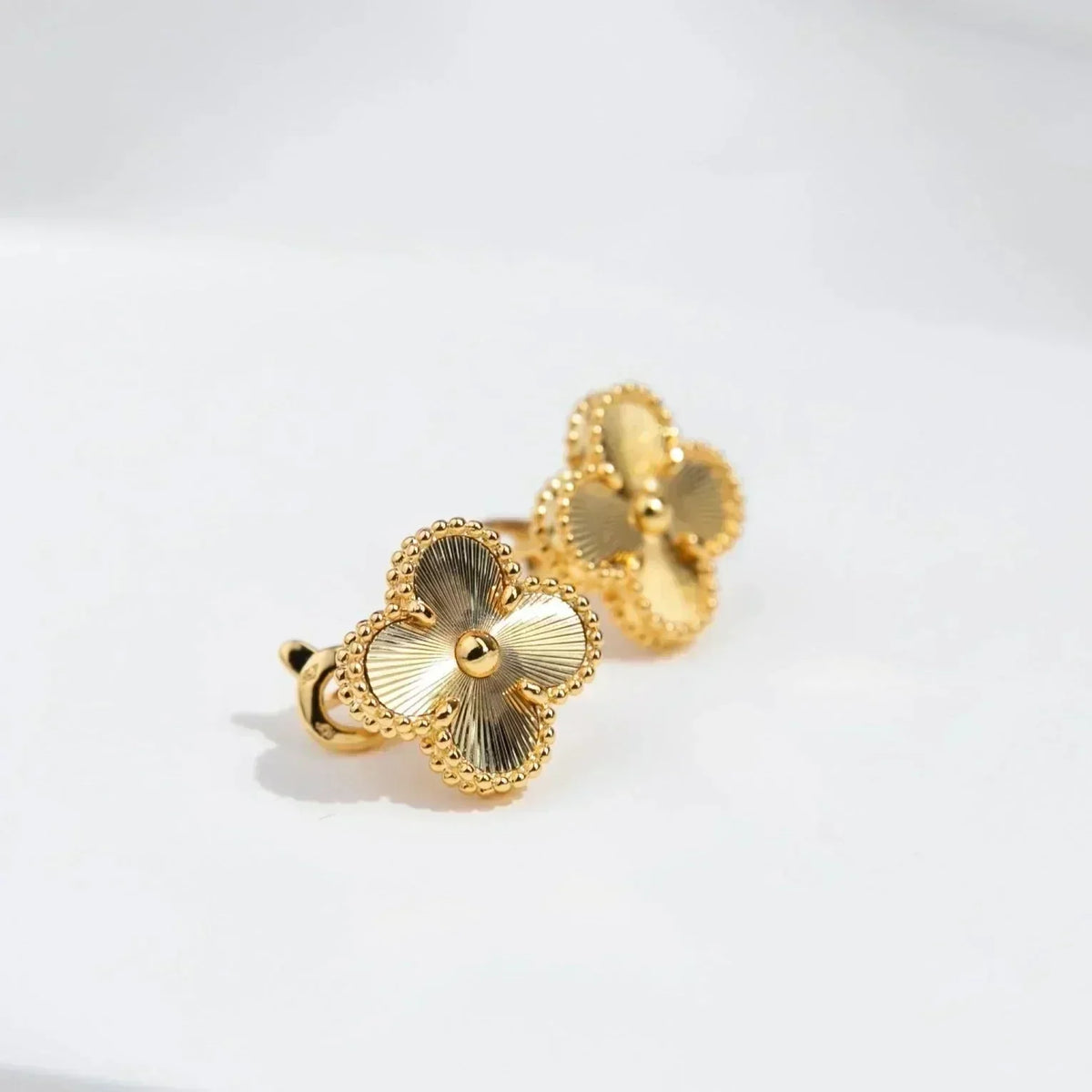 ¡®Veyra Jewelry¡¯CLOVER MEDIUM 1 MOTIFS LASER EARRINGS