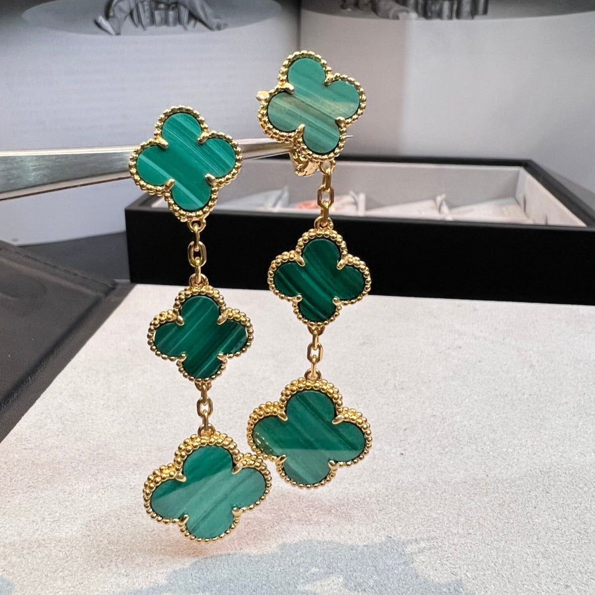 ¡®Veyra Jewelry¡¯CLOVER MALACHITE 3 MOTIFS GOLD