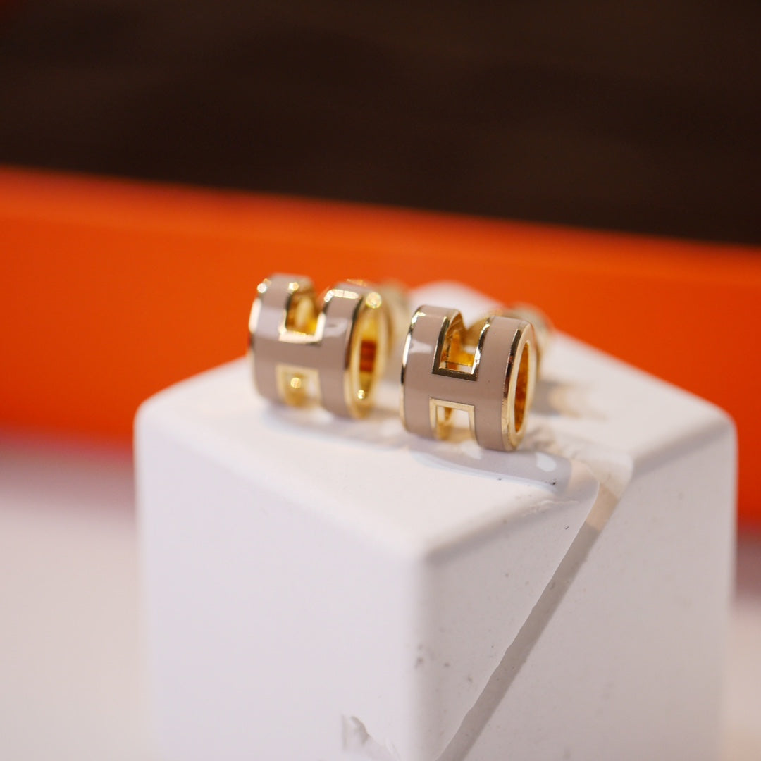 ¡®Veyra Jewelry¡¯MINI POP H GOLD EARRINGS GREY