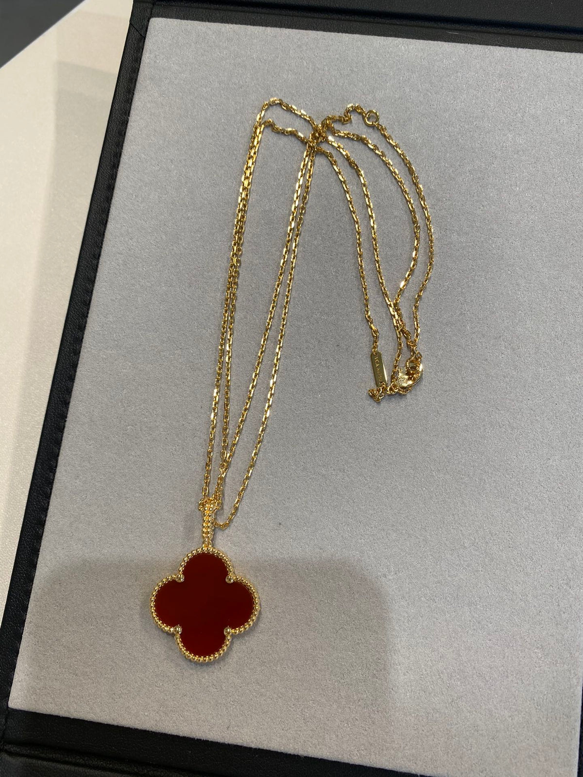 ¡®Veyra Jewelry¡¯CLOVER 25MM NECKLACE GOLD CARNELIAN