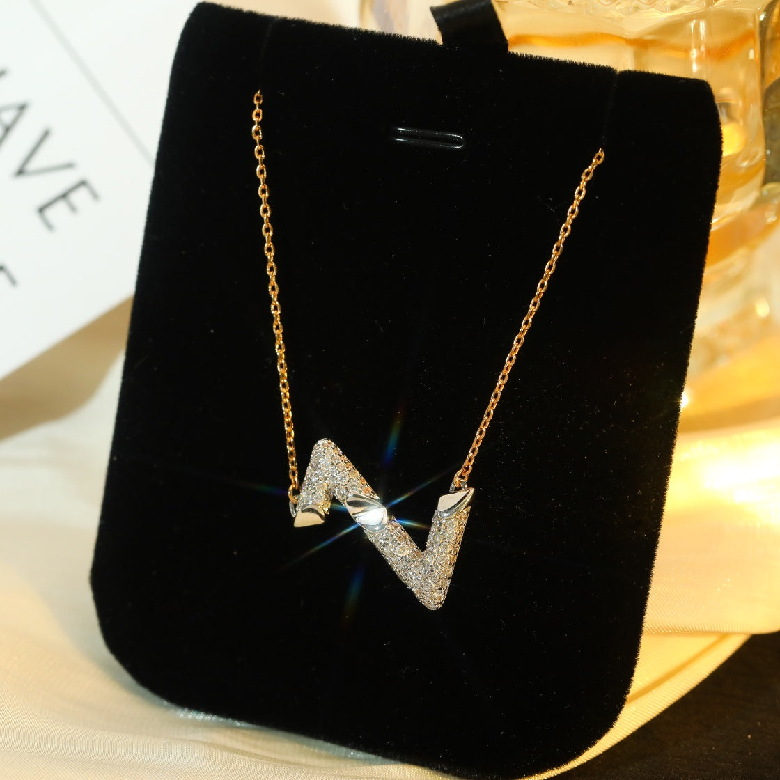 ¡®Veyra Jewelry¡¯VOLT SILVER DIAMOND PEDANT NECKLACE