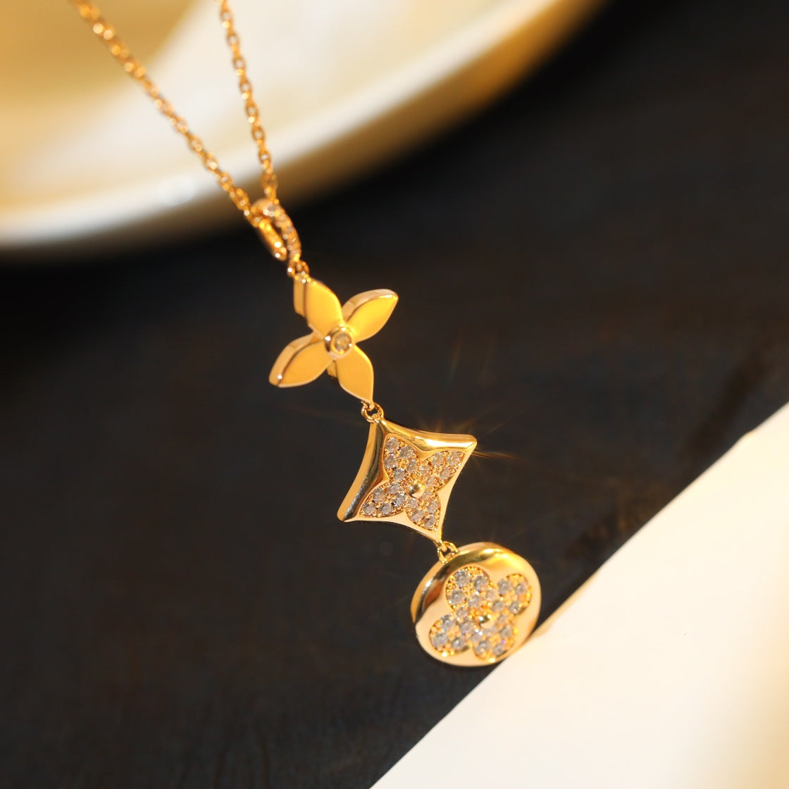 ¡®Veyra Jewelry¡¯STAR AND SUN DIAMOND PINK GOLD NECKLACE