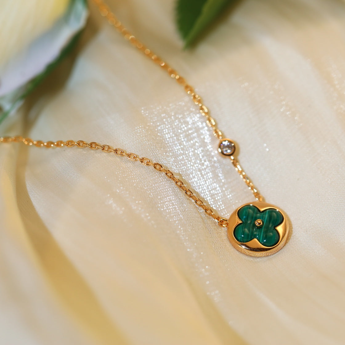 ¡®Veyra Jewelry¡¯SUN PEDANT PINK GOLD 1 DIAMOND NECKLACE