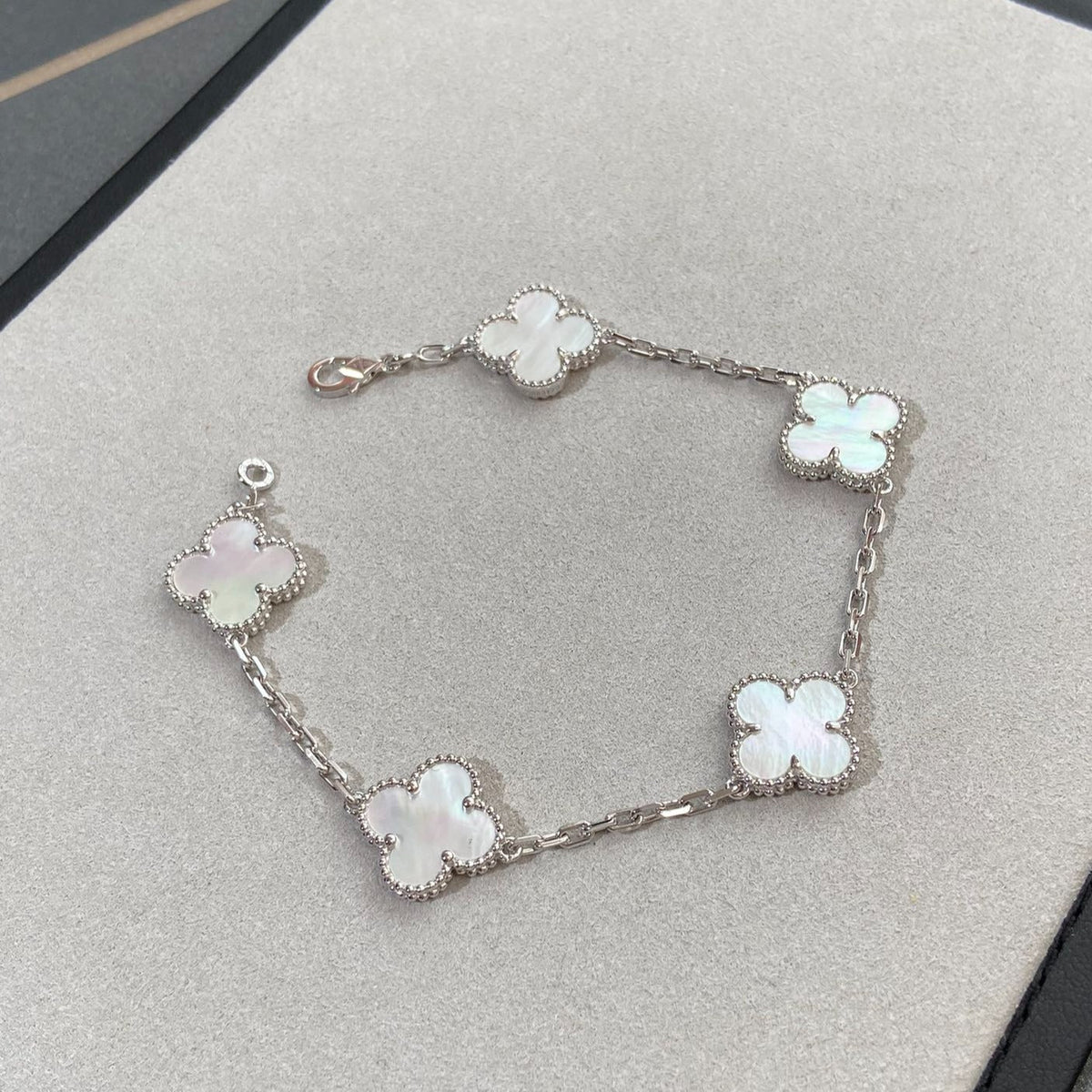 [Veyra Jewelry]New CLOVER WHITE PEARL MOP 5 MOTIF BRACELET COLLECTION