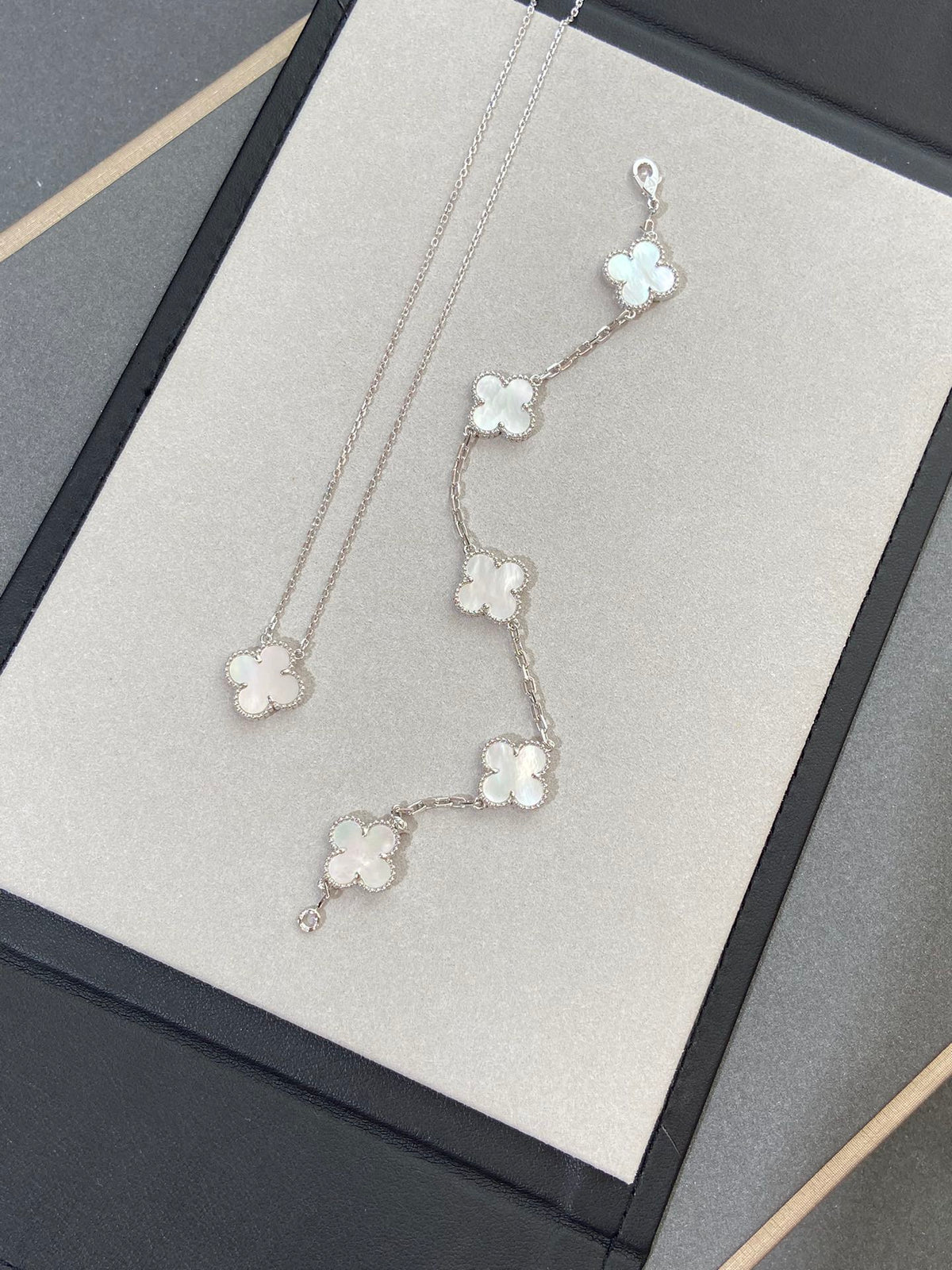 [Veyra Jewelry]New CLOVER WHITE PEARL MOP 5 MOTIF BRACELET COLLECTION