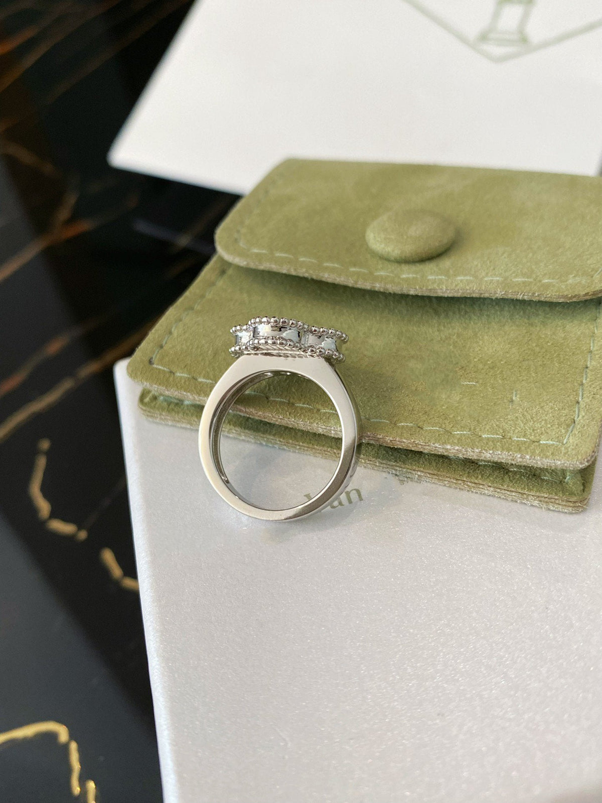 ¡®Veyra Jewelry¡¯CLOVER SILVER RING