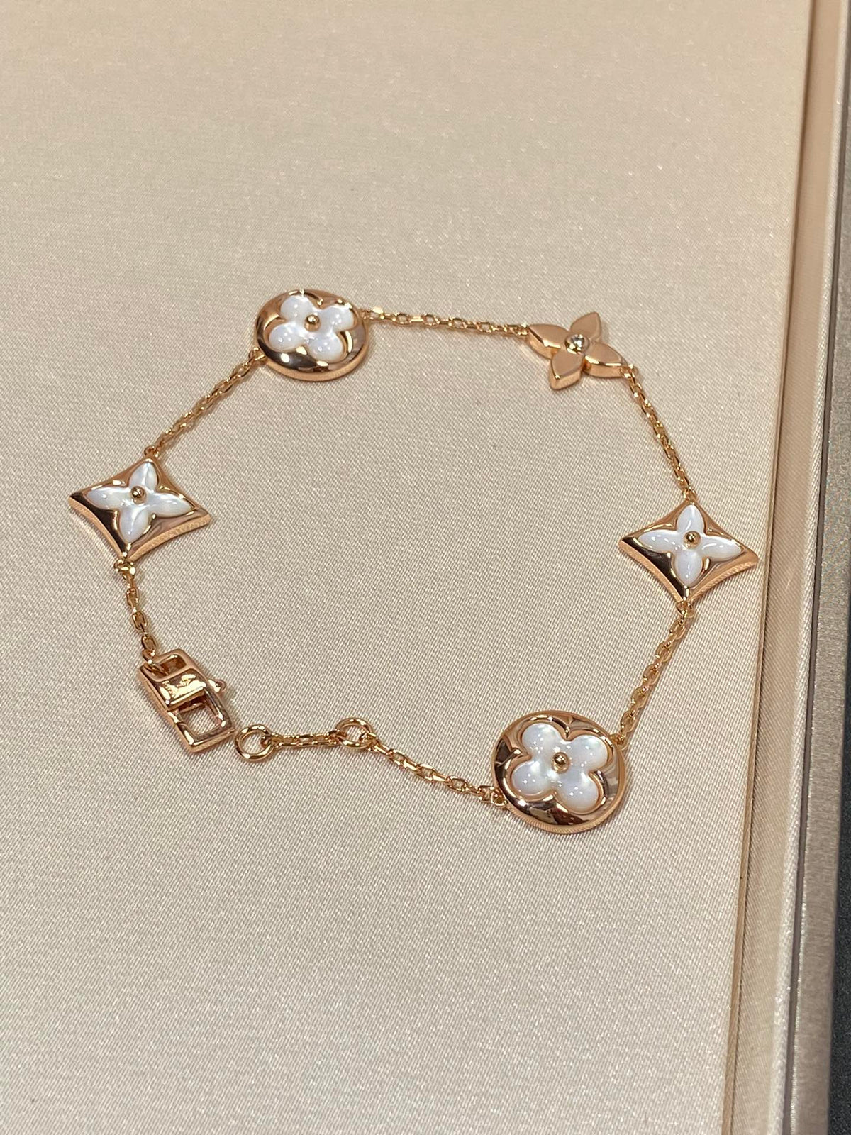 ¡®Veyra Jewelry¡¯STAR AND SUN 5 MOTIF MOP PINK GOLD BRACELET