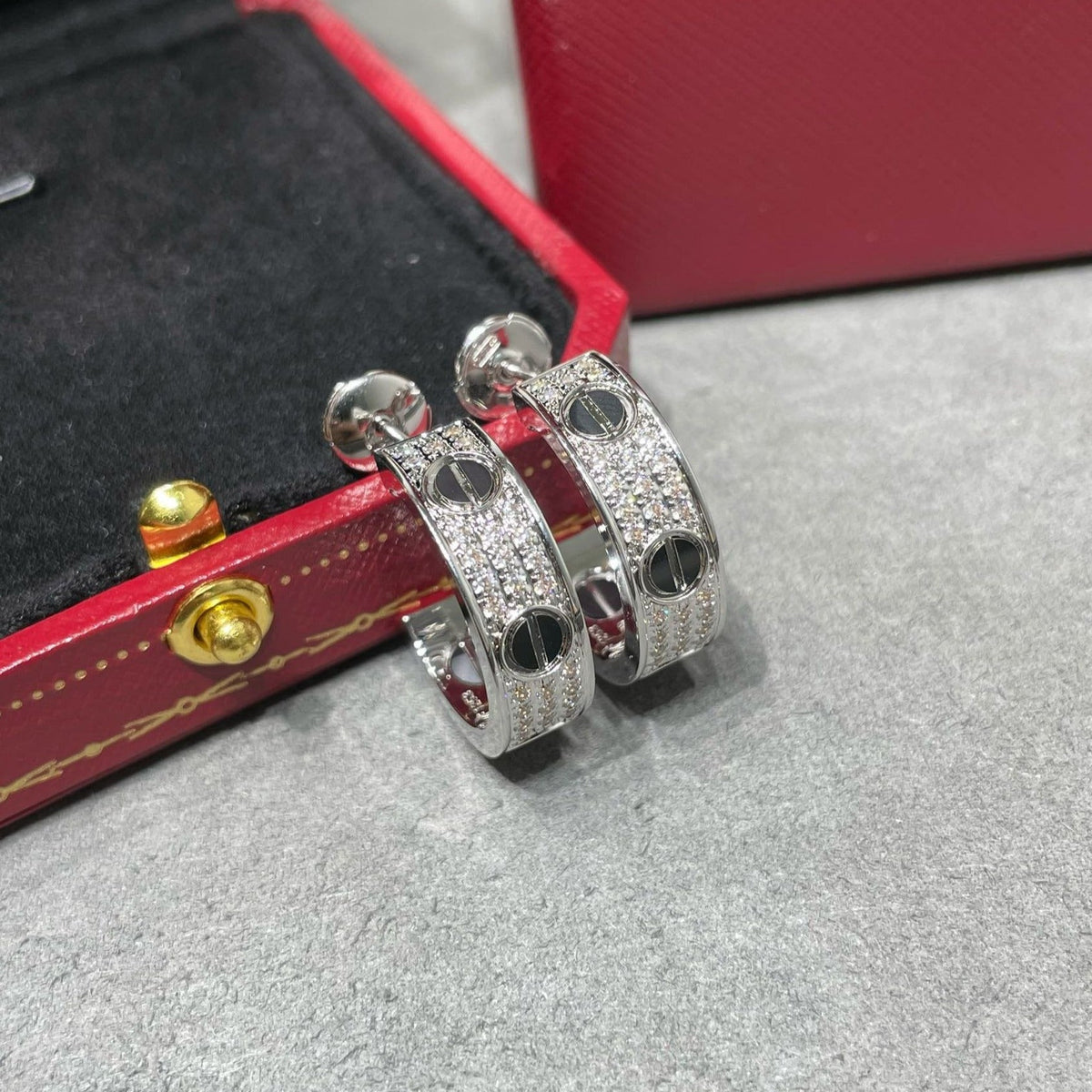¡®Veyra Jewelry¡¯LOVE CERAMIC DIAMOND PAVED SILVER EARRINGS