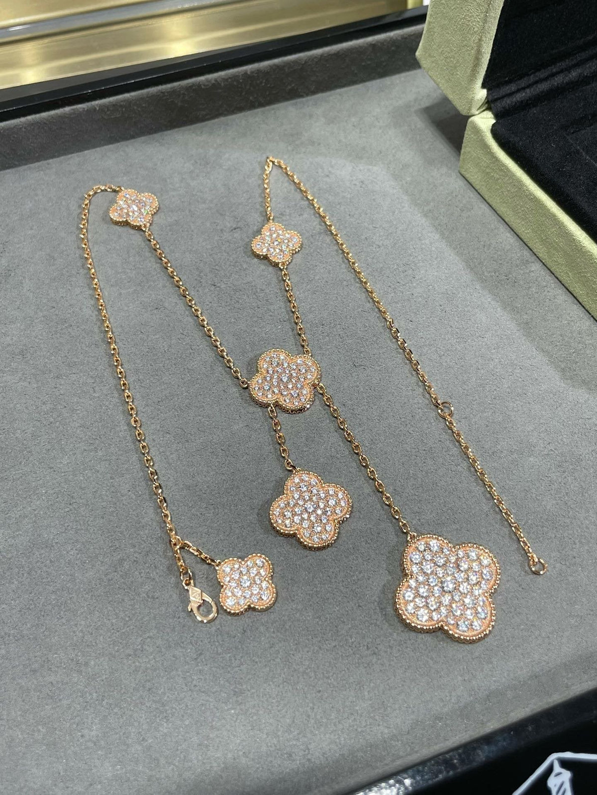¡®Veyra Jewelry¡¯CLOVER 6 MOTIF DIAMOND PAVED NECKLACE