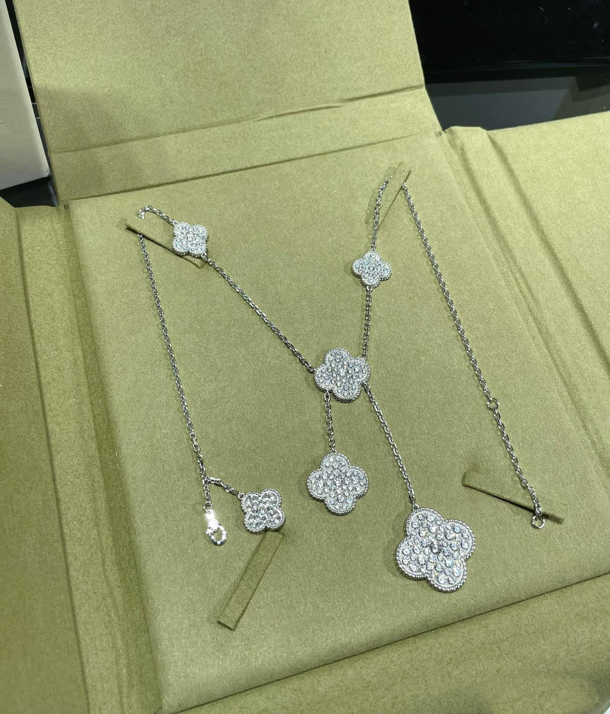 ¡®Veyra Jewelry¡¯CLOVER 6 MOTIF DIAMOND PAVED NECKLACE