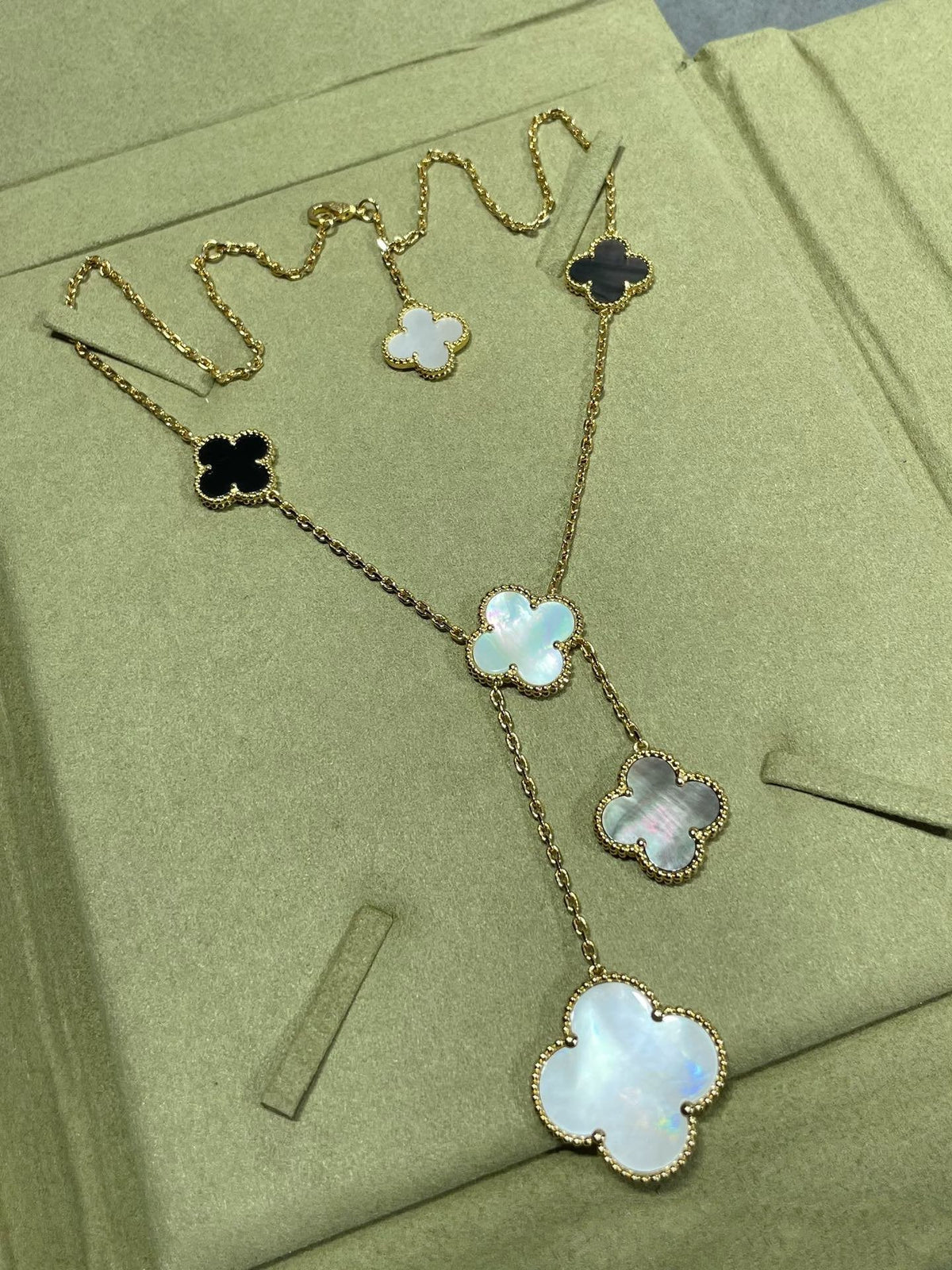 ¡®Veyra Jewelry¡¯CLOVER 6 MOTIF MOP ONYX GOLD NECKLACE