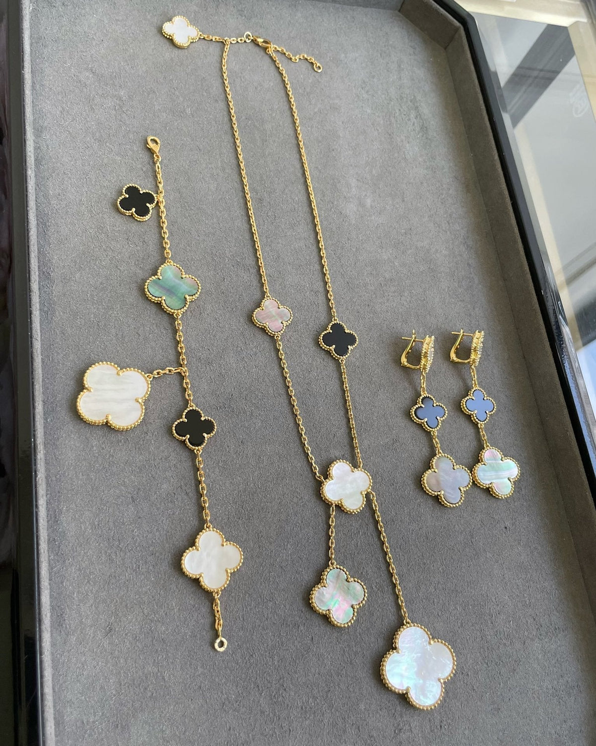 ¡®Veyra Jewelry¡¯CLOVER 3 MOTIF MOP ONYX DARK MOP PINK GOLD EARRINGS