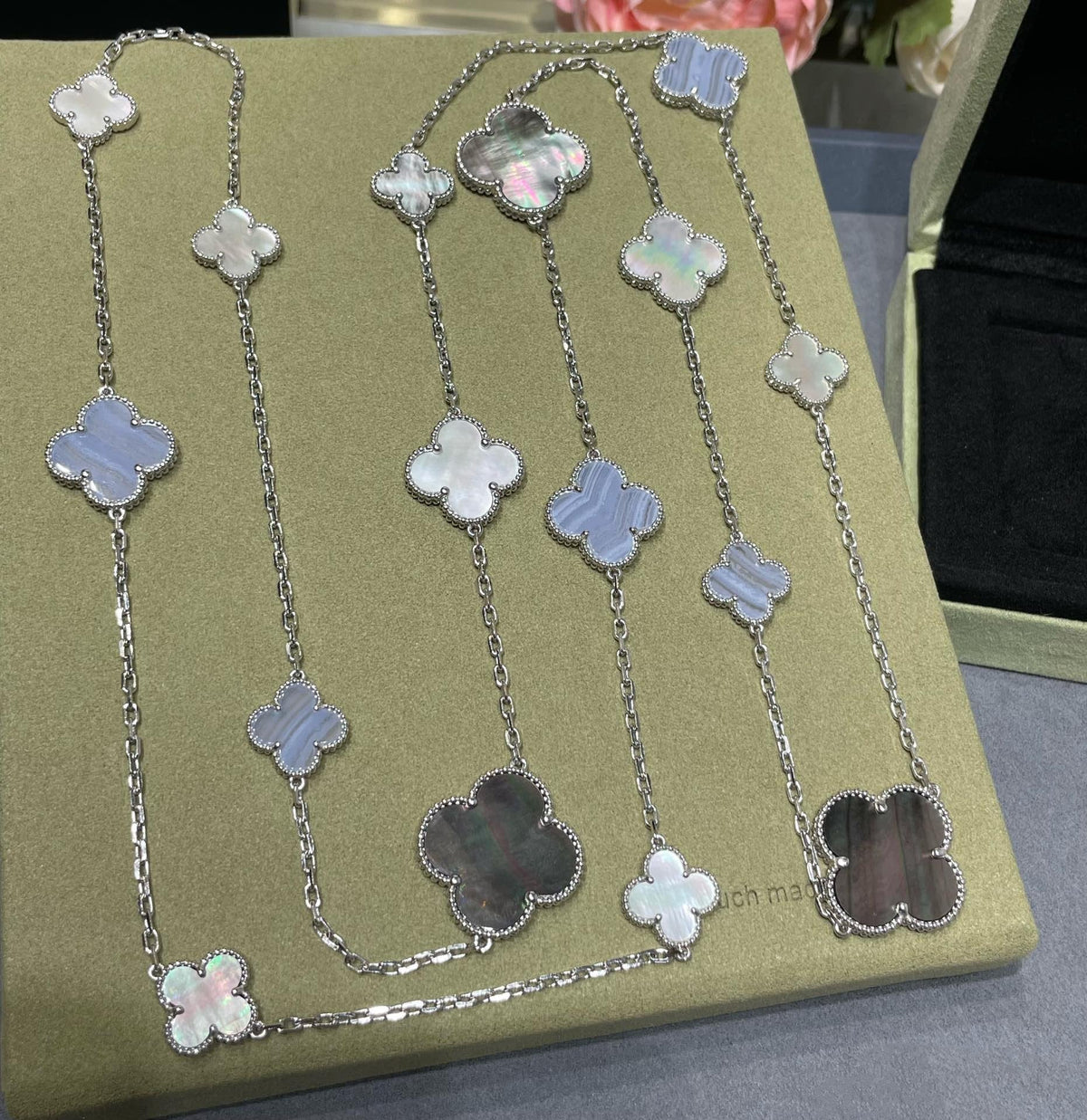 ¡®Veyra Jewelry¡¯CLOVER 16 MOTIF CHALCEDONY MOP SILVER NECKLACE