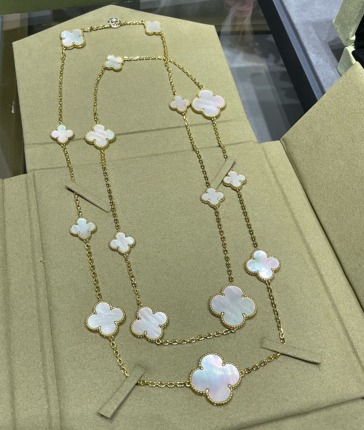 ¡®Veyra Jewelry¡¯CLOVER 16 MOTIF WHITE MOP GOLD NECKLACE