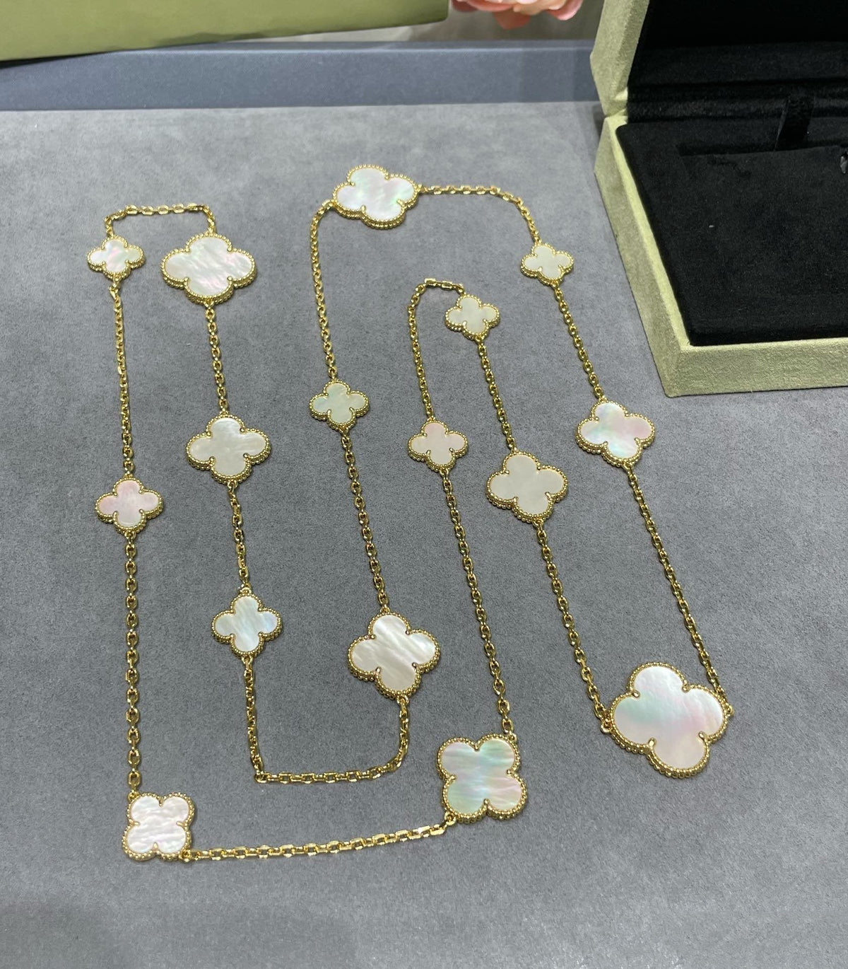 ¡®Veyra Jewelry¡¯CLOVER 16 MOTIF WHITE MOP GOLD NECKLACE