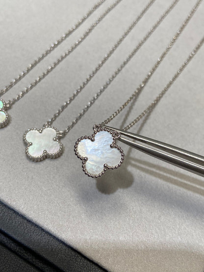 ¡®Veyra Jewelry¡¯CLOVER MEDIUM SILVER WHITE MOP NECKLACE