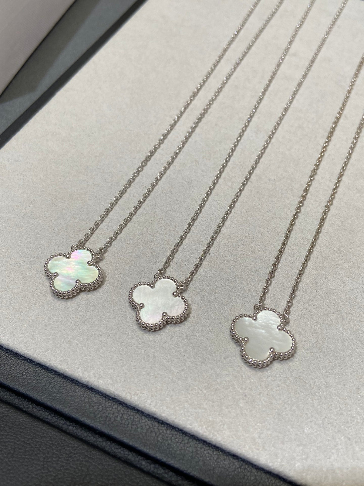 ¡®Veyra Jewelry¡¯CLOVER MEDIUM SILVER WHITE MOP NECKLACE