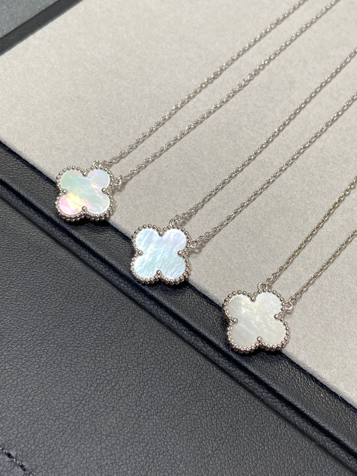 ¡®Veyra Jewelry¡¯CLOVER MEDIUM SILVER WHITE MOP NECKLACE