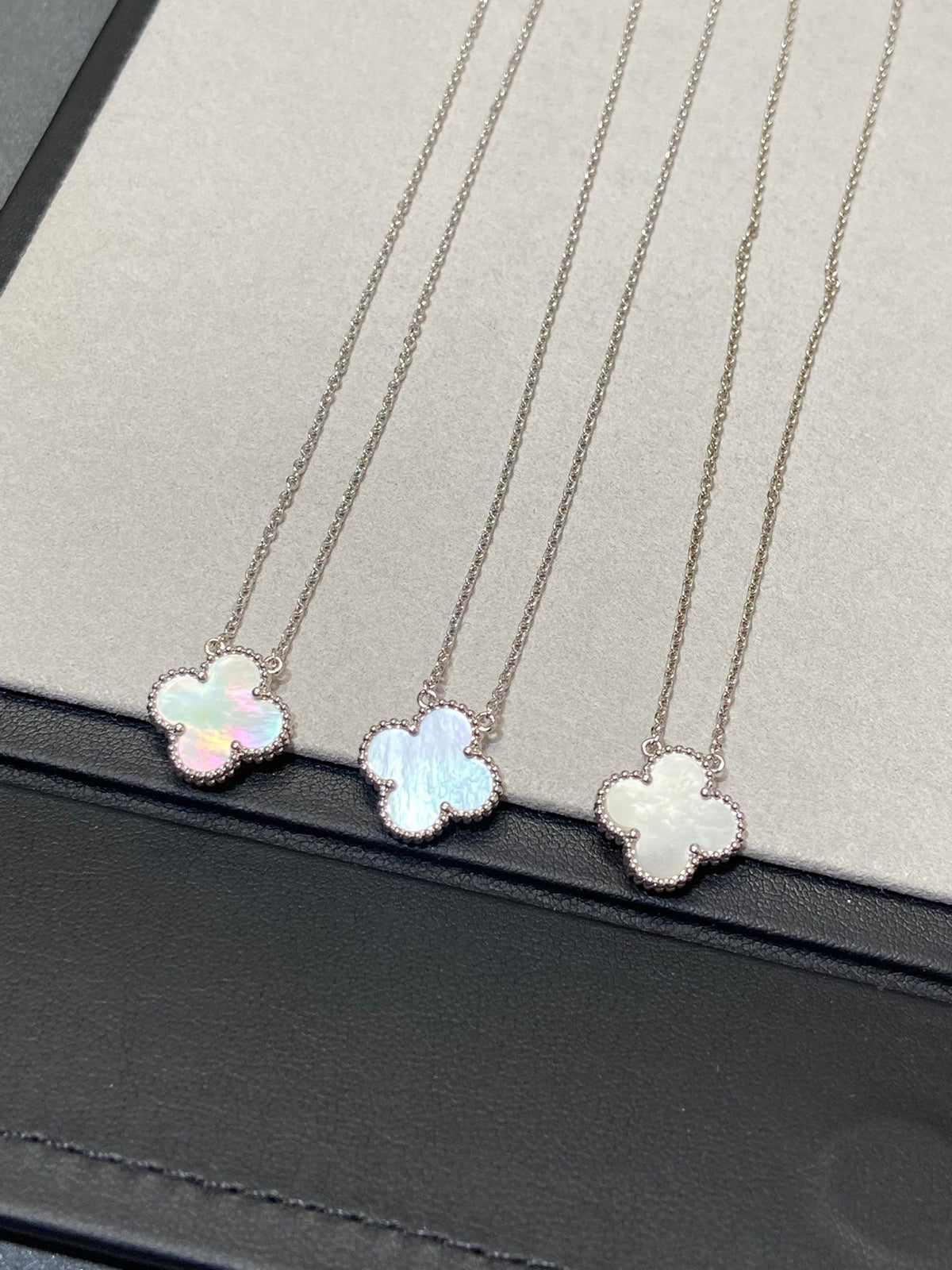 ¡®Veyra Jewelry¡¯CLOVER MEDIUM SILVER WHITE MOP NECKLACE