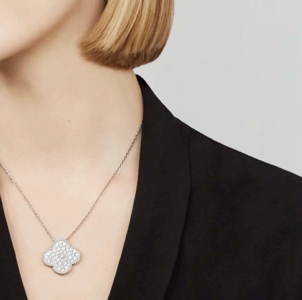 ¡®Veyra Jewelry¡¯CLOVER 25MM LARGE PENDANT DIAMOND PAVED SILVER NECKLACE