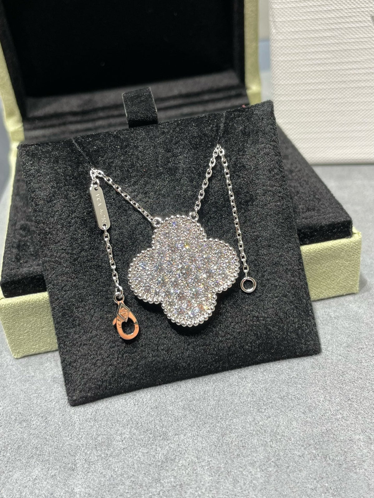 ¡®Veyra Jewelry¡¯CLOVER 25MM LARGE PENDANT DIAMOND PAVED SILVER NECKLACE