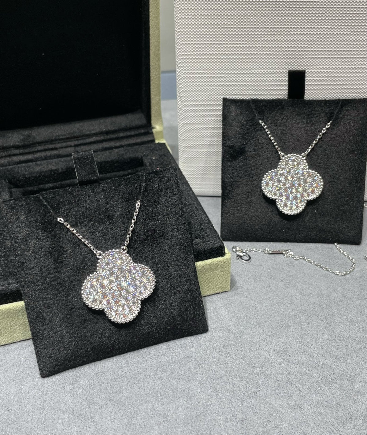 ¡®Veyra Jewelry¡¯CLOVER 25MM LARGE PENDANT DIAMOND PAVED SILVER NECKLACE