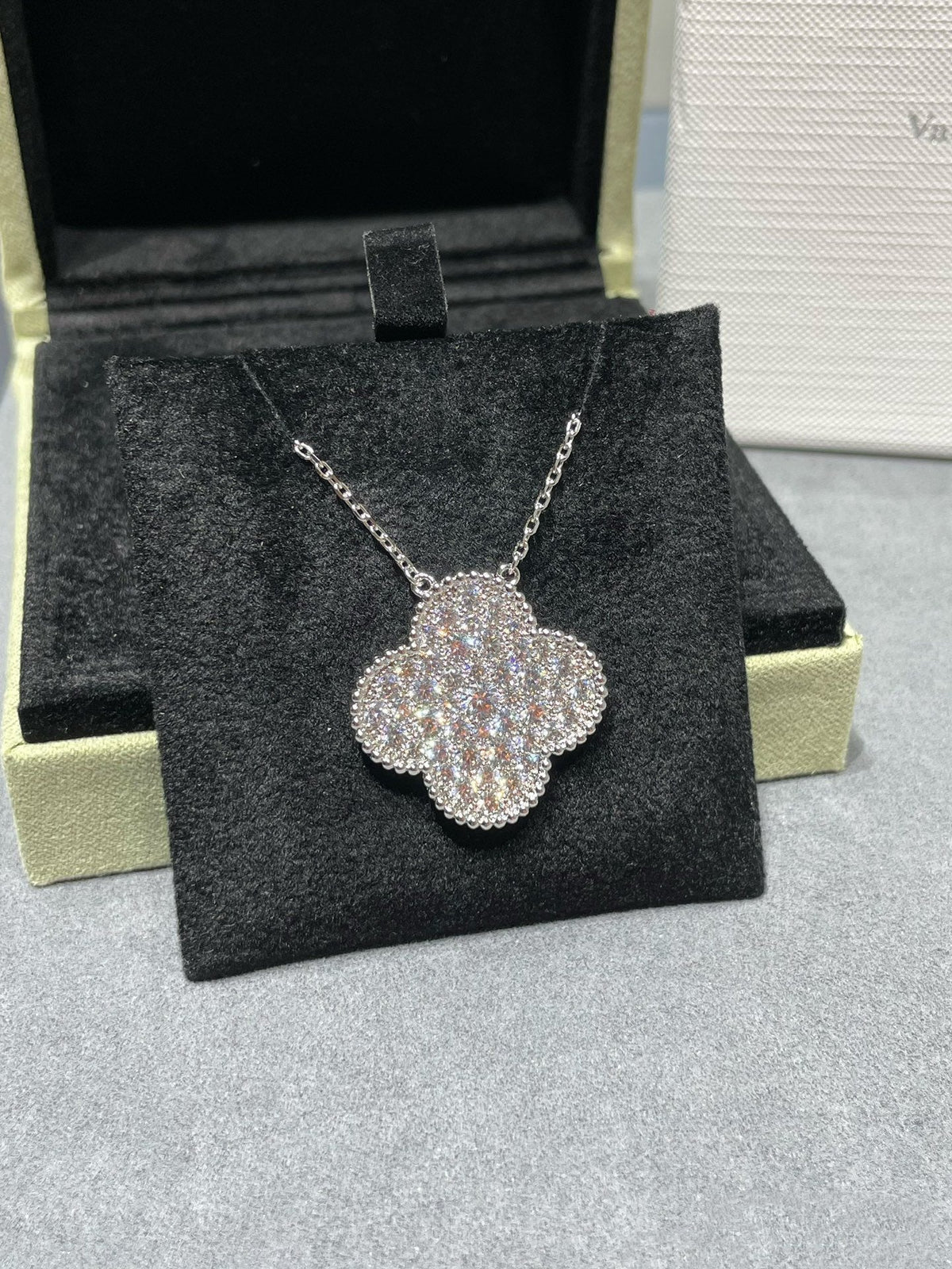 ¡®Veyra Jewelry¡¯CLOVER 25MM LARGE PENDANT DIAMOND PAVED SILVER NECKLACE