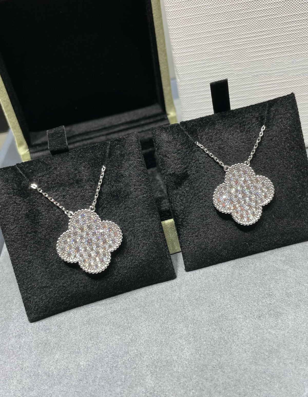 ¡®Veyra Jewelry¡¯CLOVER 25MM LARGE PENDANT DIAMOND PAVED SILVER NECKLACE