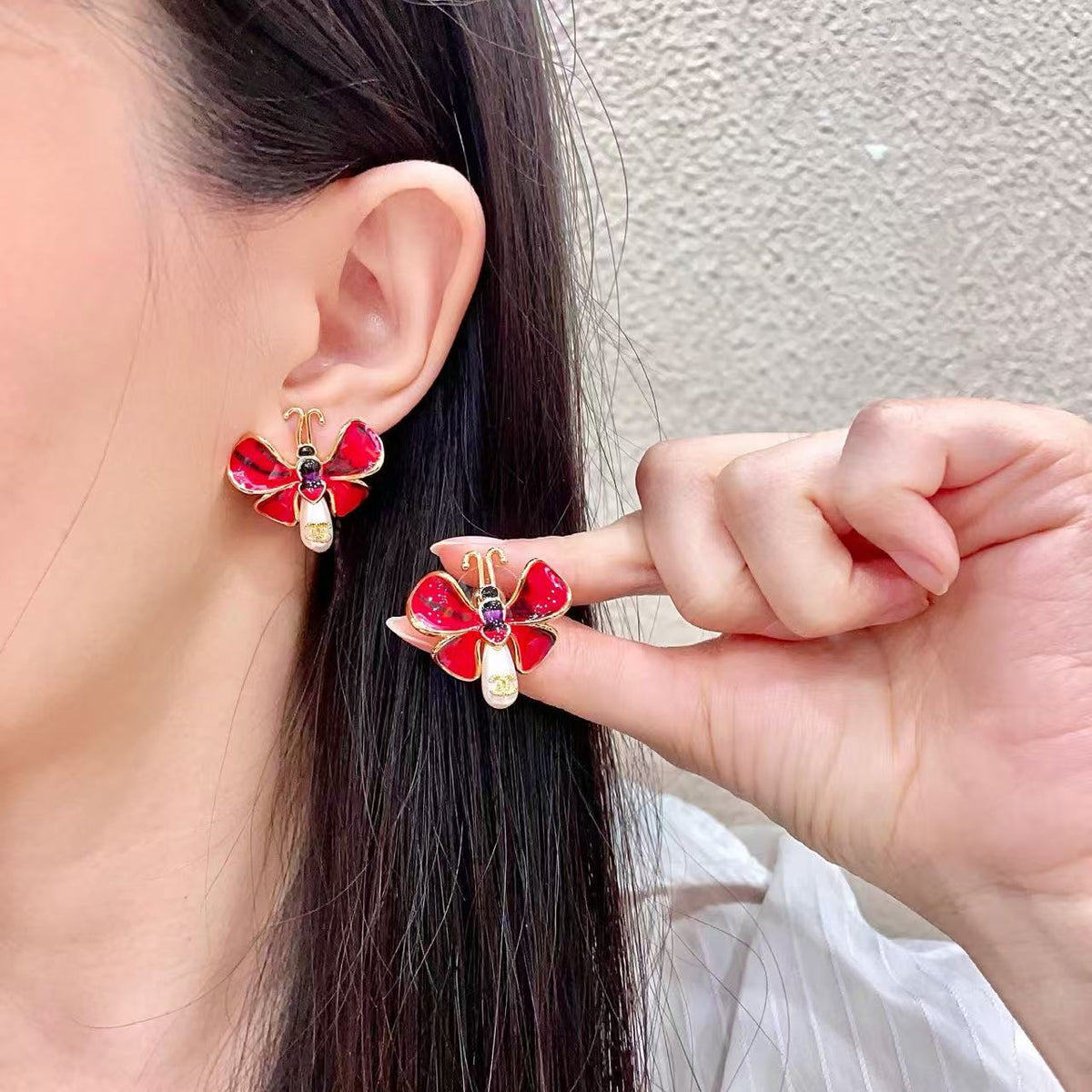 [Veyra Jewelry] Ladybug Enamel & Faux Pearl Clip-On Earrings