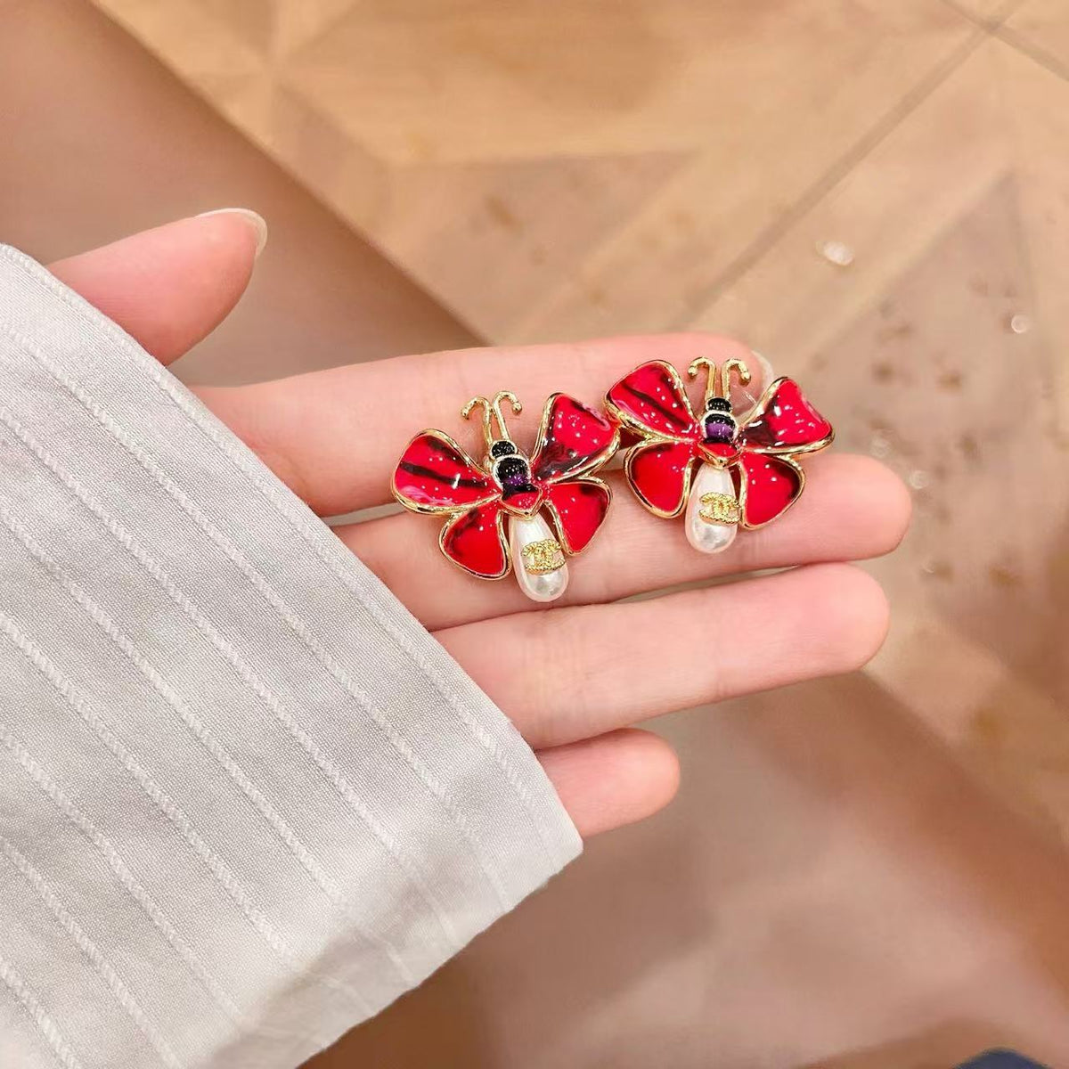 [Veyra Jewelry] Ladybug Enamel & Faux Pearl Clip-On Earrings
