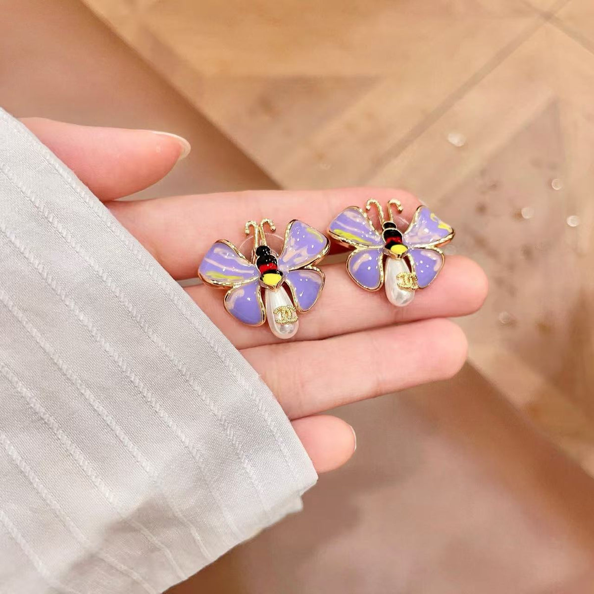 [Veyra Jewelry] Ladybug Enamel & Faux Pearl Clip-On Earrings