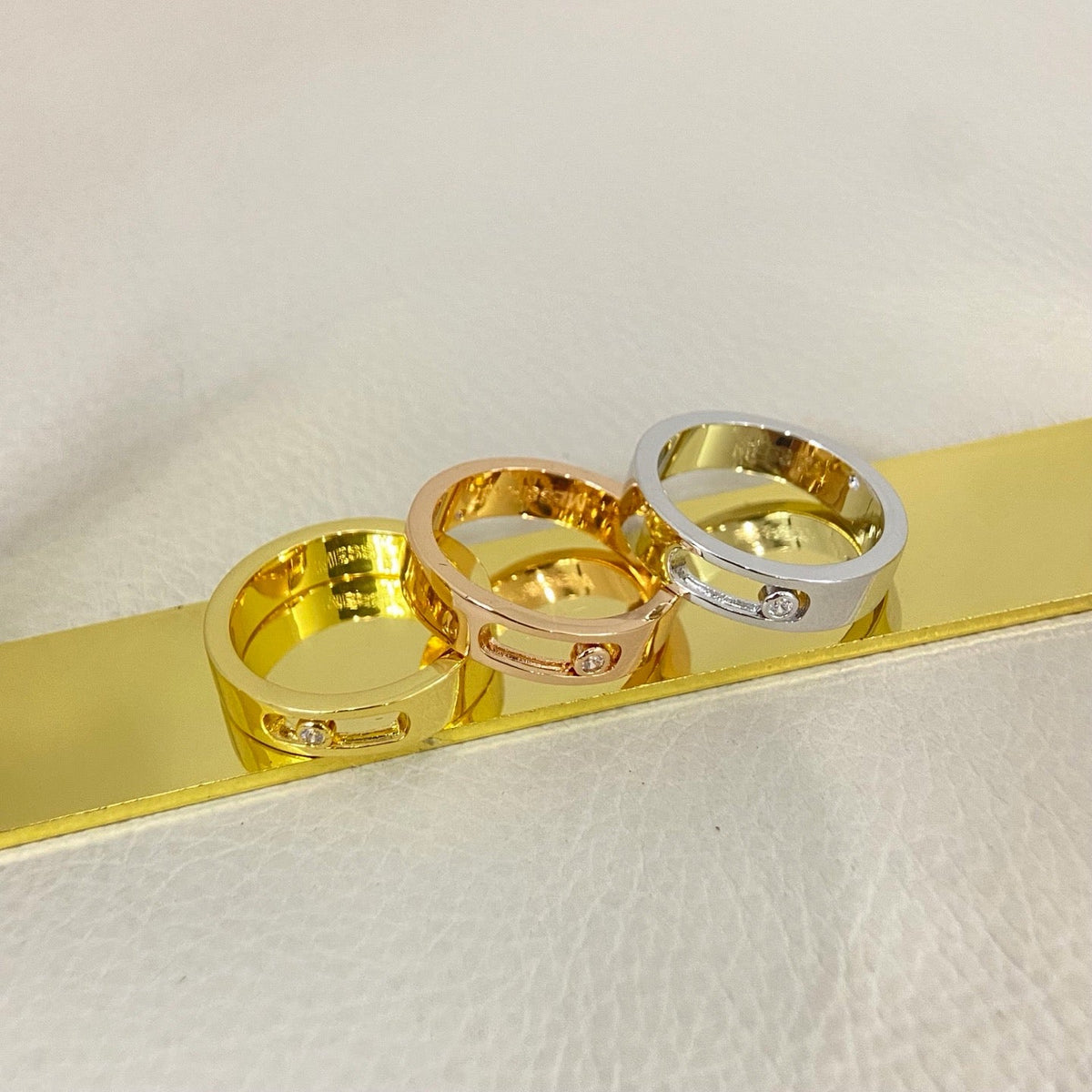 [Veyra Jewelry]Move Wide Band Single Moving Diamond Ring