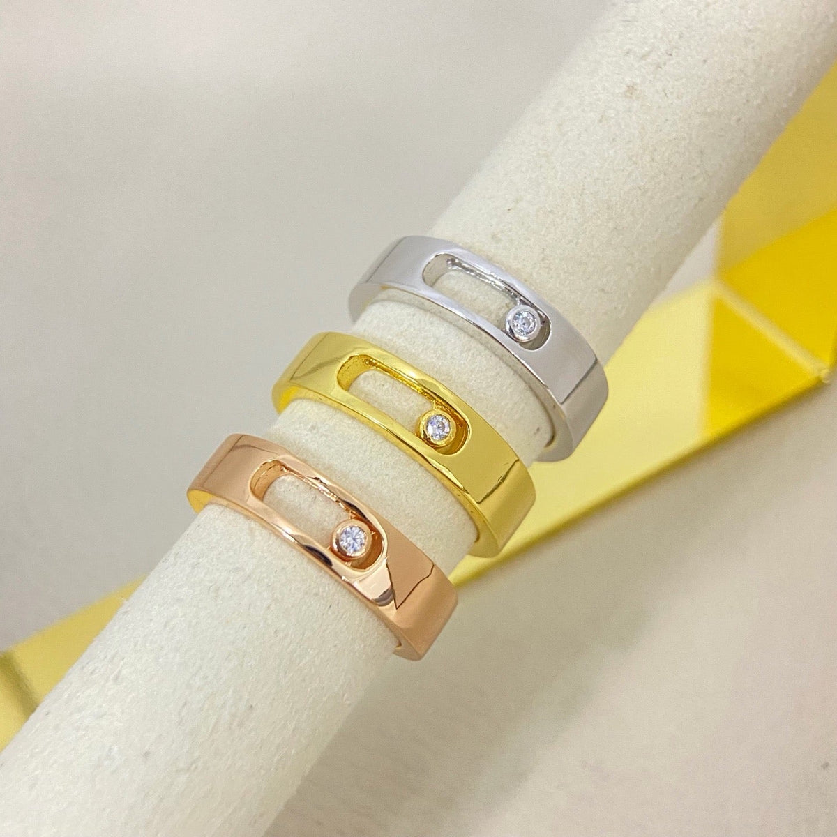 [Veyra Jewelry]Move Wide Band Single Moving Diamond Ring