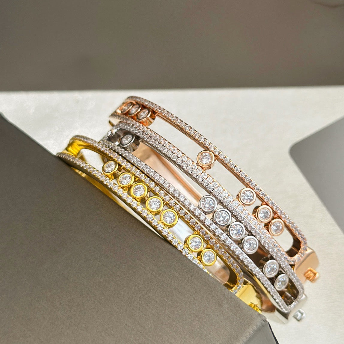 [Veyra Jewelry]Move Classique 7‑Moving‑Diamond Bangle, Double‑Row Pavé Setting