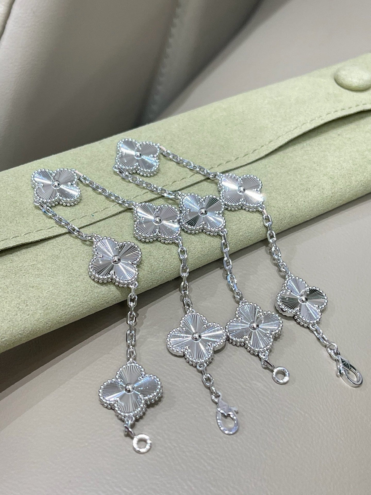 [Veyra Jewelry]Vintage Alhambra 5‑Flower Guilloché Silver‑Tone Bracelet