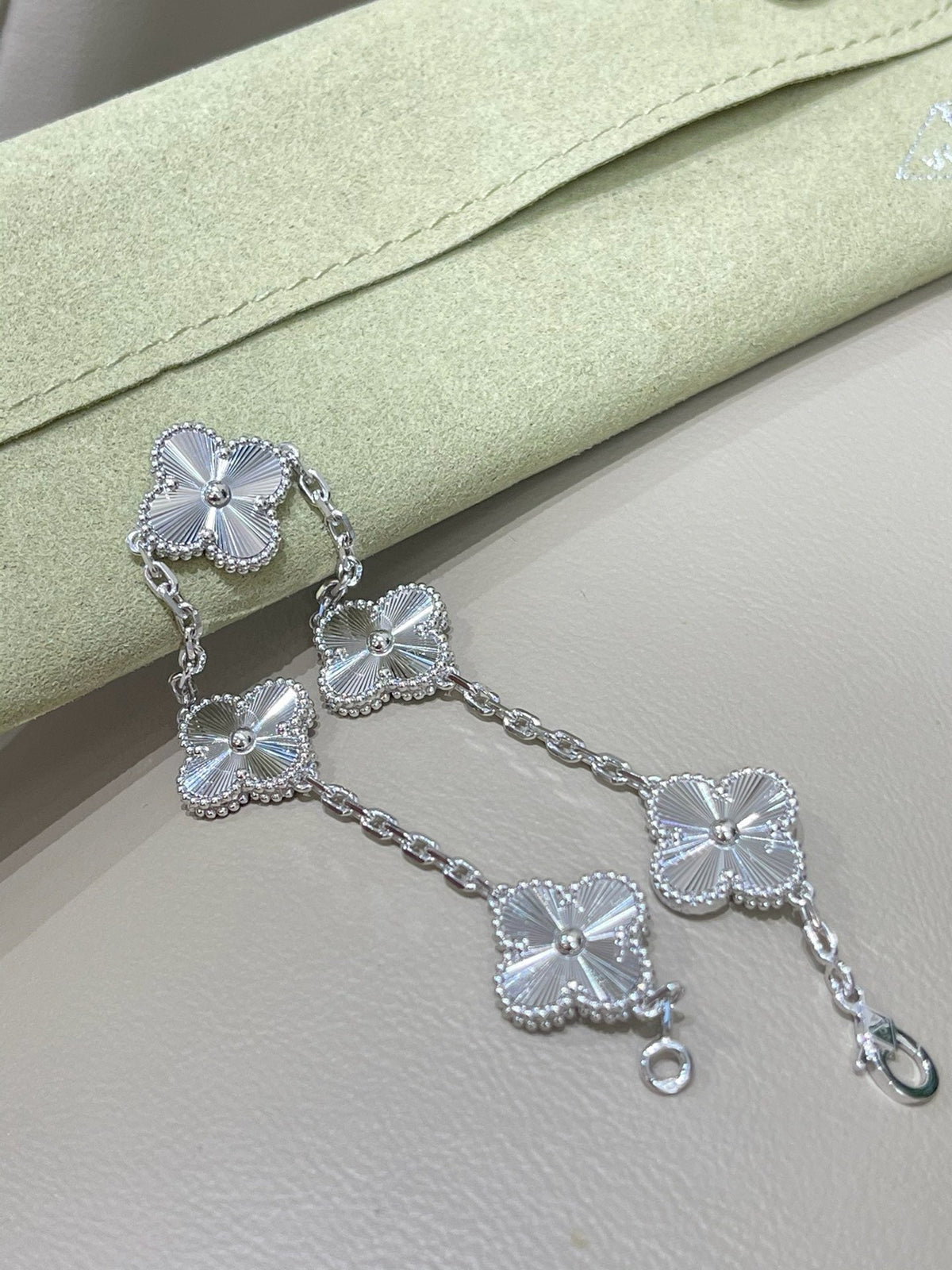 [Veyra Jewelry]Vintage Alhambra 5‑Flower Guilloché Silver‑Tone Bracelet