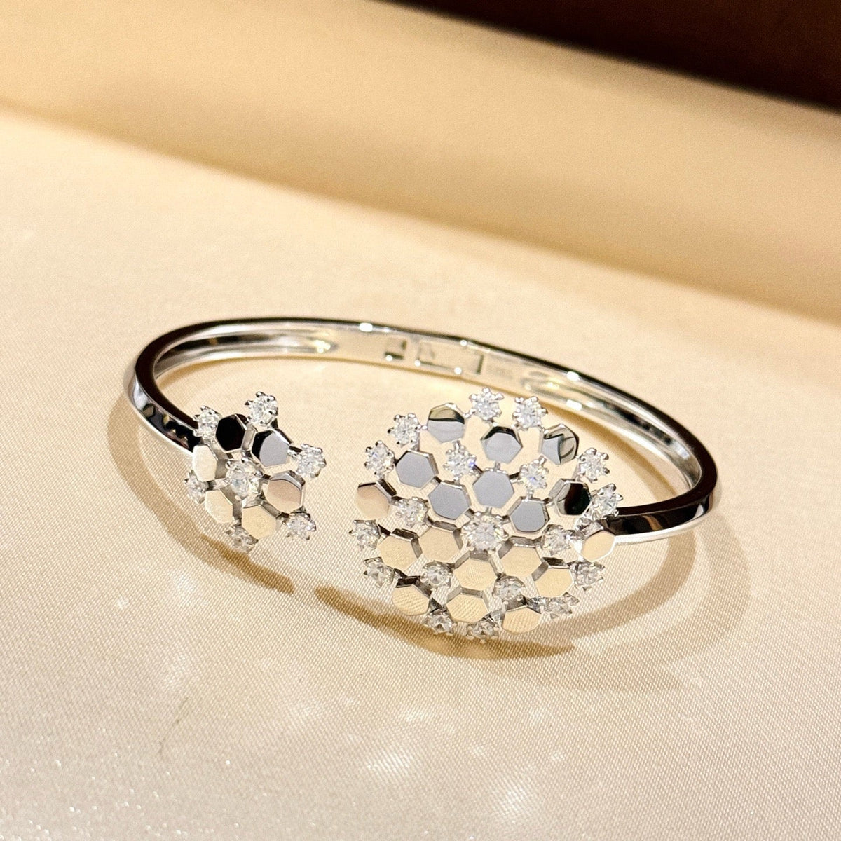 ¡®Veyra Jewelry¡¯ Honeycomb Diamond Open Bangle