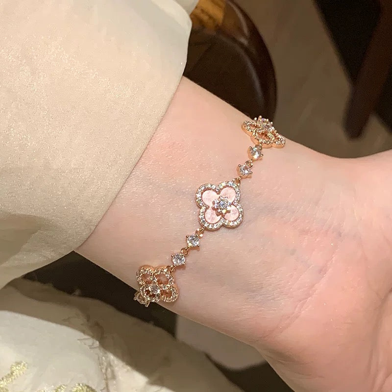¡®Veyra Jewelry¡¯CLOVER 5 MOTIF PINK BLUE RED WHITE BRACELET