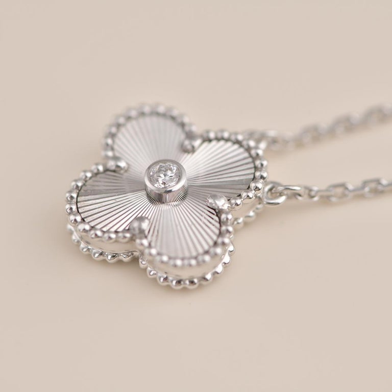 ¡®Veyra Jewelry¡¯CLOVER  15MM DIAMOND LASER NECKLACE SILVER