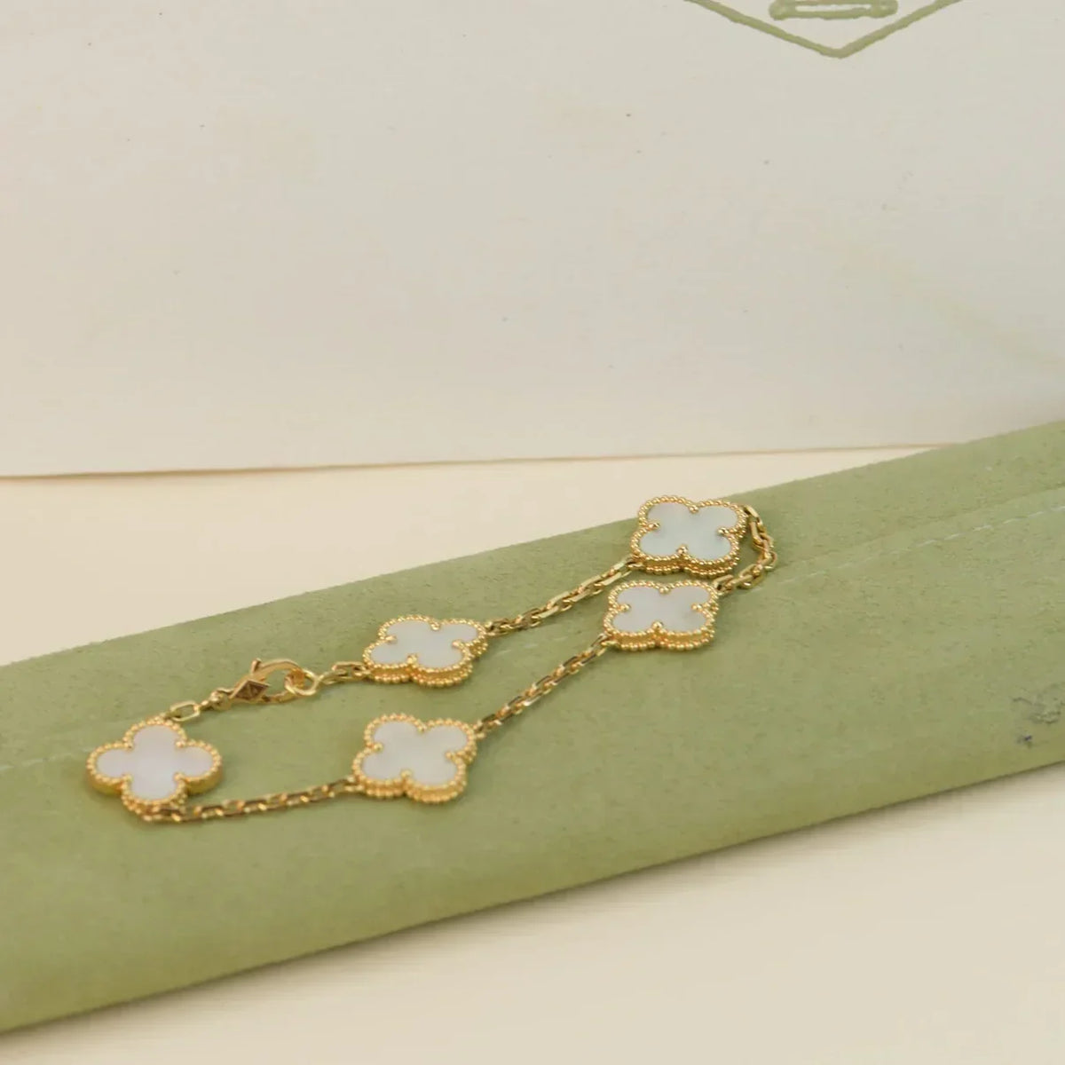 [Veyra Jewelry]New CLOVER WHITE PEARL MOP 5 MOTIF BRACELET COLLECTION