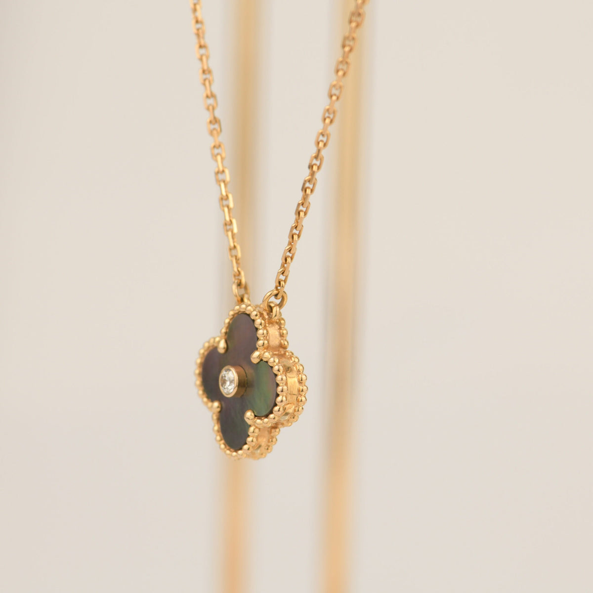 ¡®Veyra Jewelry¡¯CLOVER 15MM DIAMOND AND MOTHER-OF-GREY NECKLACE