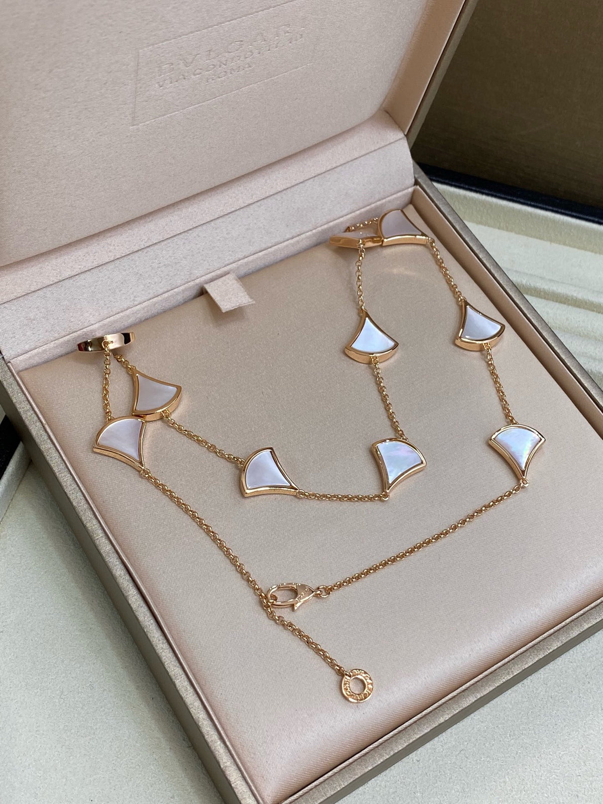 [Veyra Jewelry] A necklace with ten white fritillary pearls