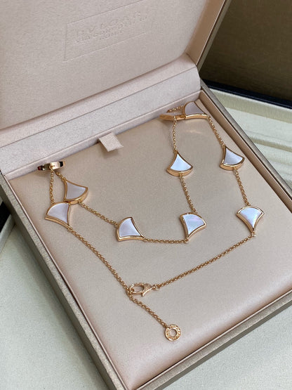 [Veyra Jewelry] A necklace with ten white fritillary pearls