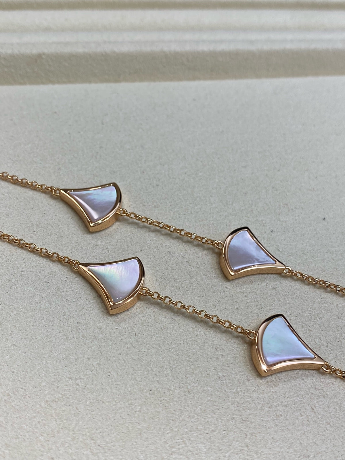 [Veyra Jewelry] A necklace with ten white fritillary pearls