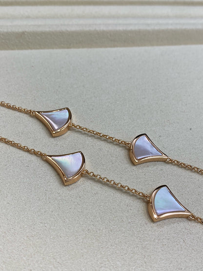 [Veyra Jewelry] A necklace with ten white fritillary pearls