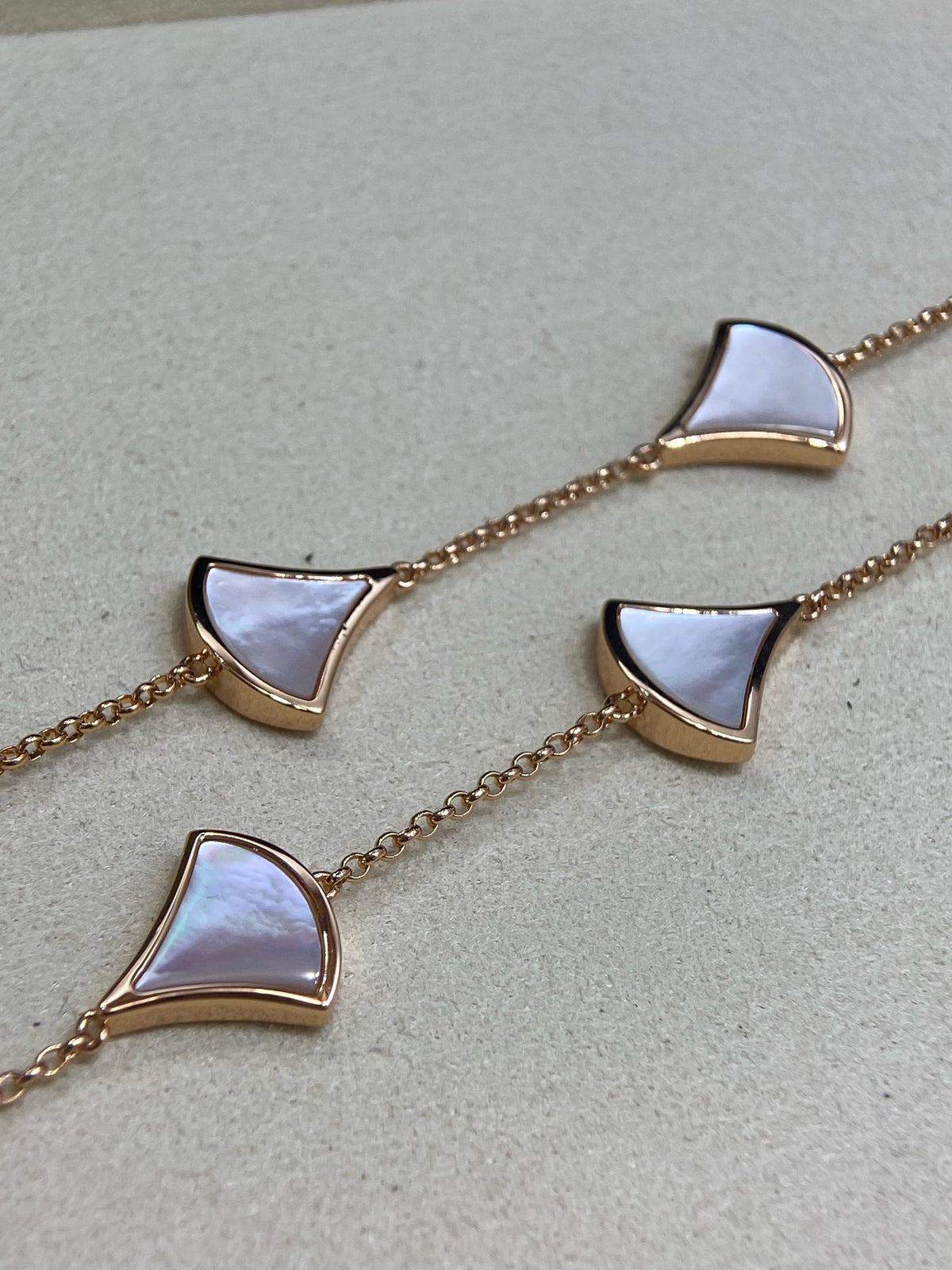 [Veyra Jewelry] A necklace with ten white fritillary pearls