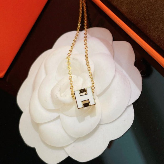 ¡®Veyra Jewelry¡¯H WHITE SQUARE GOLD NECKLACE